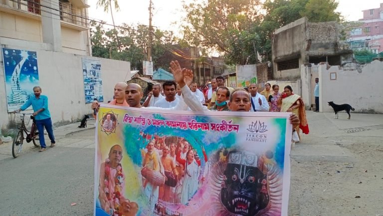 Photograph from the ISKCON Panihati sankirtan gallery
